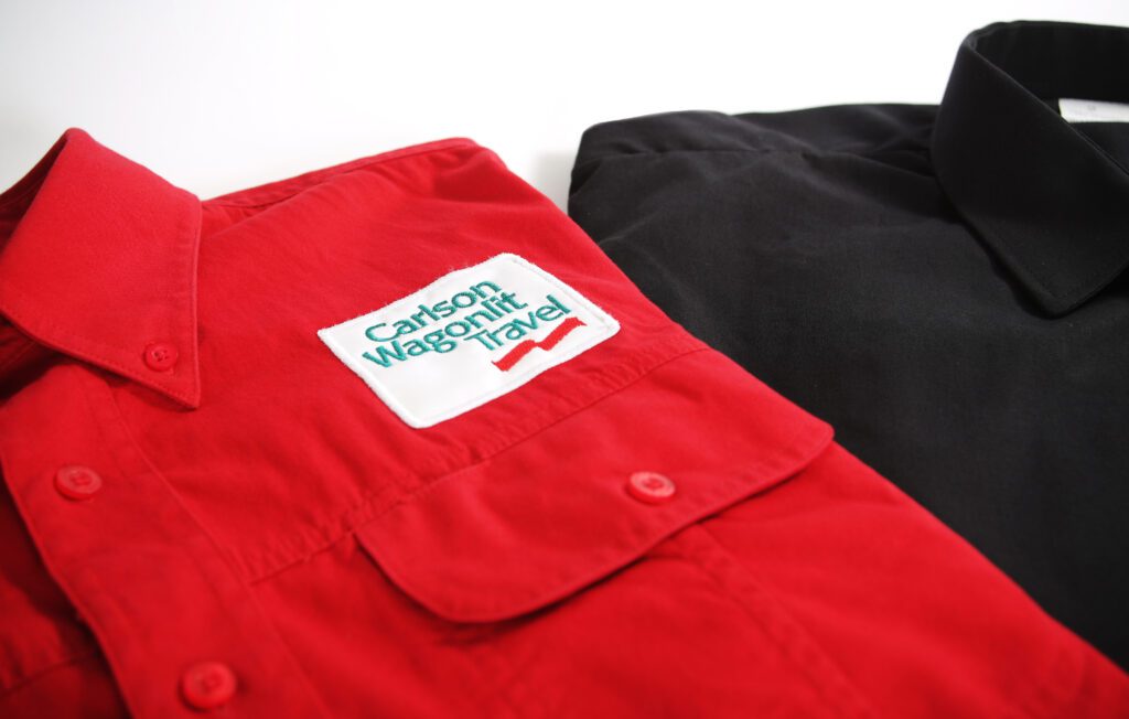 Camisa personalizada con parche bordado para negocios en Barcelona
